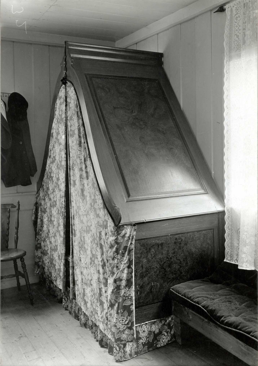 Nøtåsberget, Elverum, Sør-Østerdal, Hedmark i 1920-årene. Interiør med seng.
