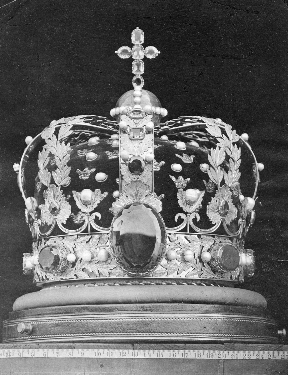 Kongekrone av gull utført til Karl Johans kroning i 1818 og av ham skjenket til den norske stat. Den kulturhistoriske utstilling i 1901.