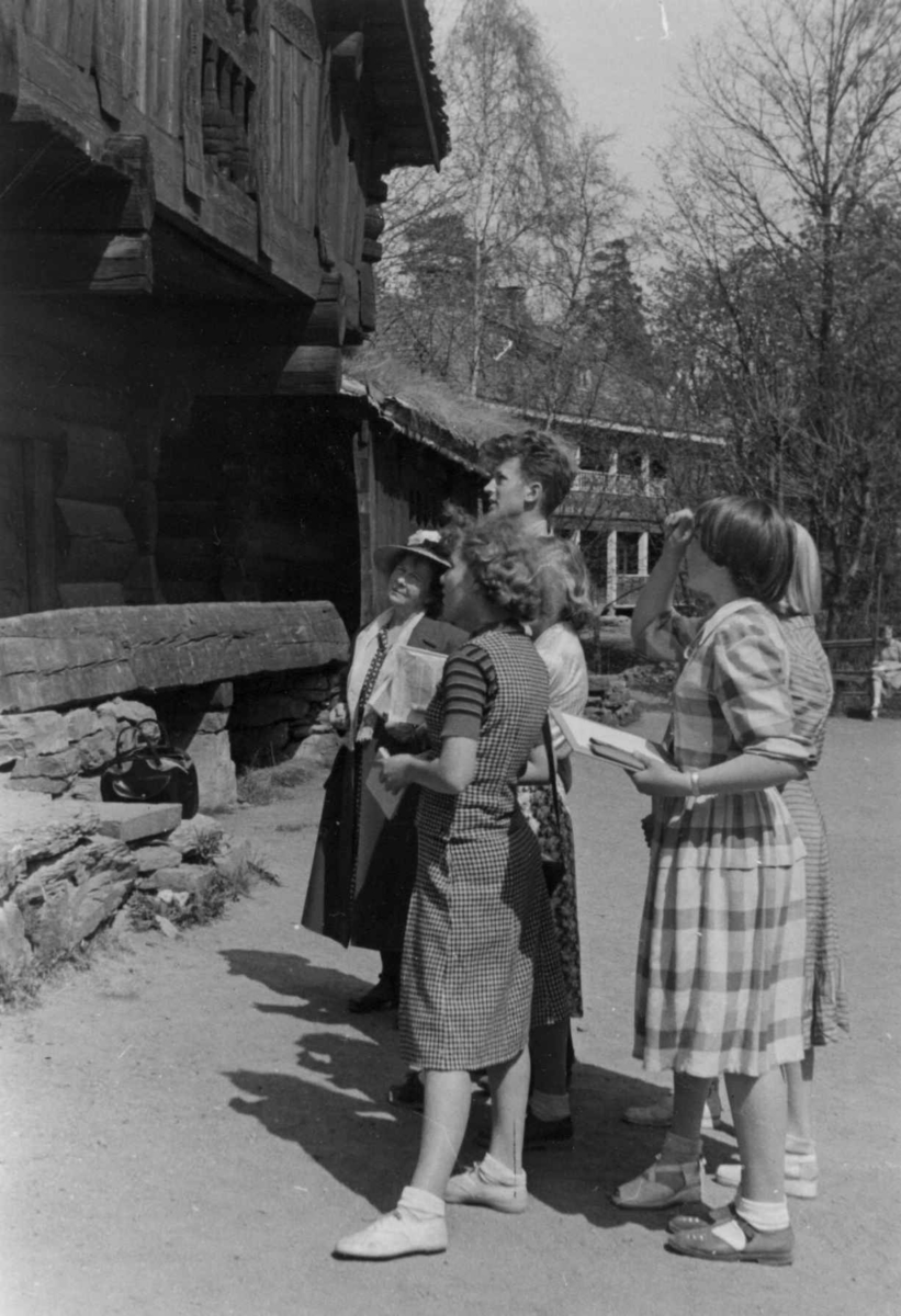 Skoleelever i Setesdalstunet på Norsk folkemuseum, 1951.