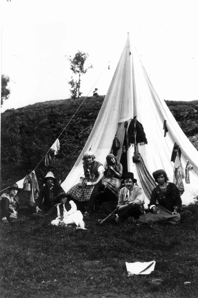 Hovedøya, Oslo. 1910. Sommermotiv. Fest. Kvinner og menn utenfor et telt. Klær til tørk. 