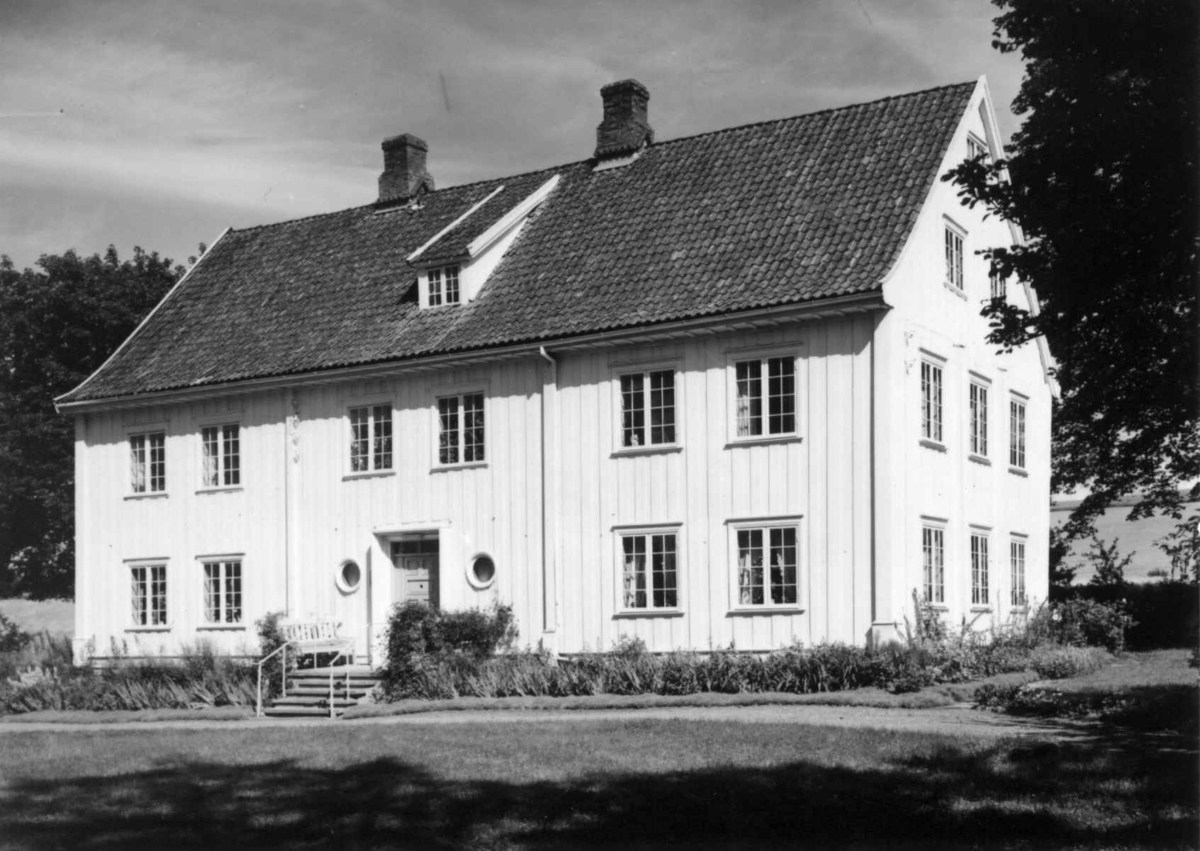 Nordre Såstad, Stange, Hedmark. Hovedhuset fra gårdsplassen. Fra dr. Eivind S. Engelstads storgårdsundersøkelser 1957.