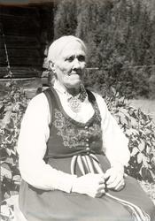 Ingeborg Dalen, Kviteseid. Sitter foran husveggen.