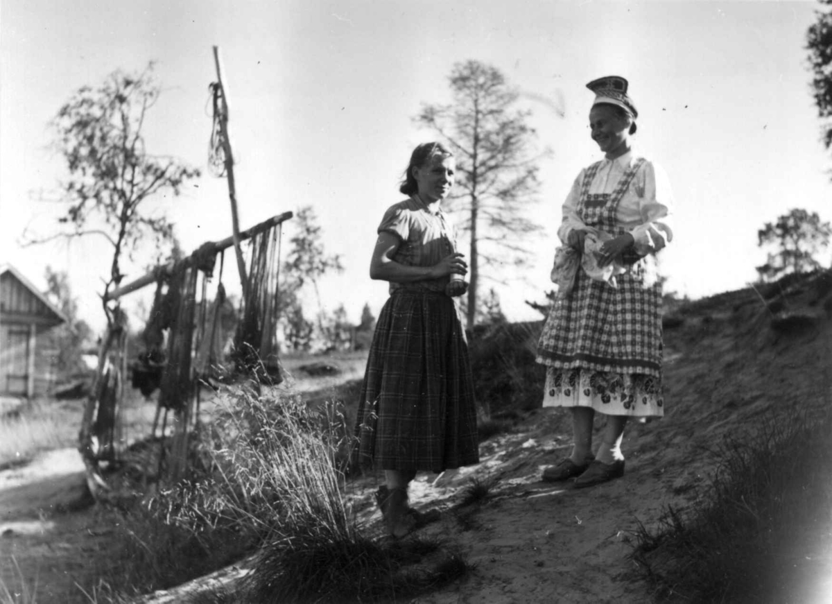 Olga Semenoff og skoltesame Vasilisa Semenoja. Kirakkajärvi 1959.