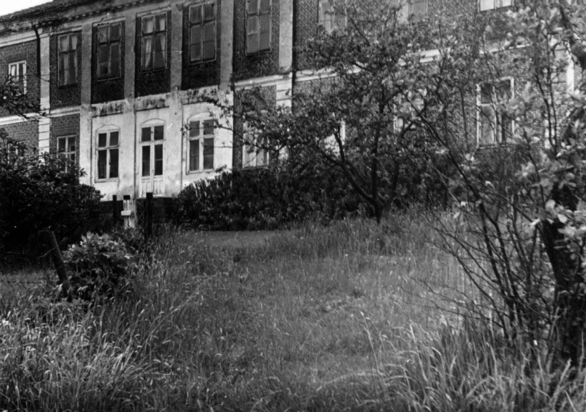 Vevlen gård, Idd, Halden. Hovedhuset, sett fra sydøst. Fra Storgårdsundersøkelsene ved dr. philos. Eivind S. Engelstad 1949-50.

Fra dr. Eivind S. Engelstads storgårdsundersøkelser 1954.