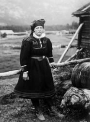 Kvinne i folkedrakt fra Setesdal i 1888. Antakelig brukt som