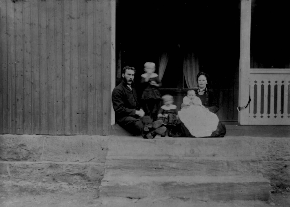 Fra en serie fotografier fra et album som har tilhørt folklorist og professor Moltke Moe (1859-1913), antatt fra 1880-årene med motiver fra Telemark. 