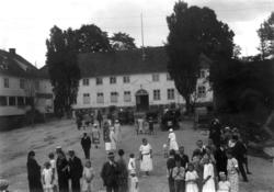 Son, Vestby, Akershus 1924. Festkledde mennesker foran hvite