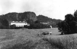 Skaugum, Asker, Akershus. 1932. Hovedhuset sett fra jordet. 