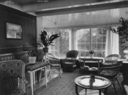 Halsa, Møre og Romsdal. Interiør stue. Møblert med kurvstole