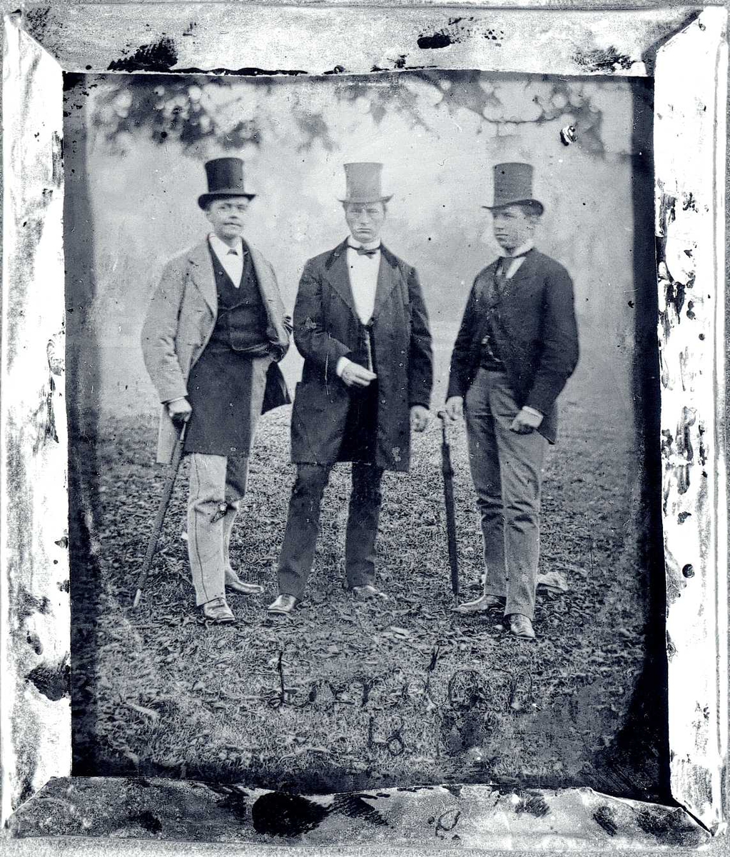Gruppeportrett av tre menn.