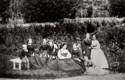 Gruppe, i hagen på gården Moen, Kviteseid, eid av propietær 