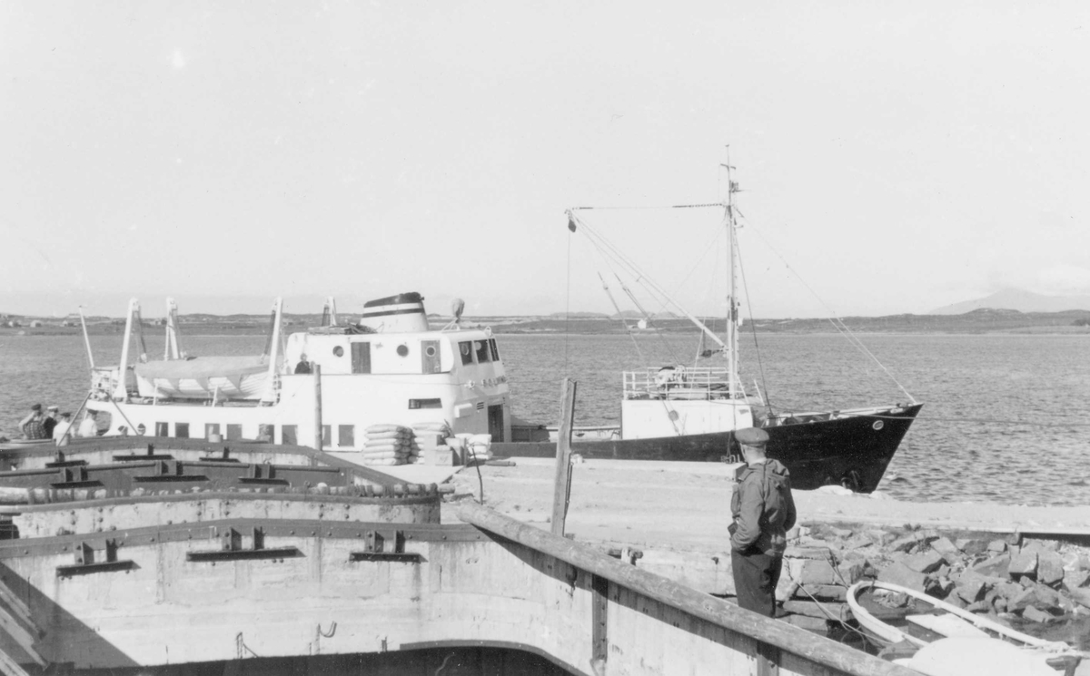 M/S Bolsøy, fra Møre og Romsdal Fylkesbåtar, ved kai på Ona, Sandøy kommune. Bolsøy ble bygd i 1952 og fram til 1973 gikk hun i passasjer- og fraktfart mellom Molde og Ona, med flere stopp underveis. 119 brt., 10 knp, 120 passasjerer.