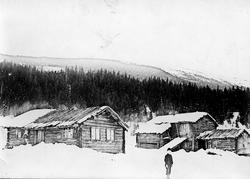 Gårdsbruk vinterstid med våningshus, låve, stall, ukjent ste