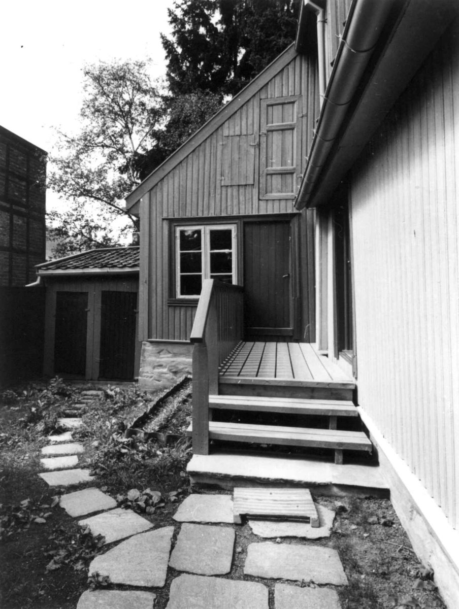 Gårdsrom i Stupinngata 10. Til høyre, Johannes gate 4. Friluftsmuseet 1969.