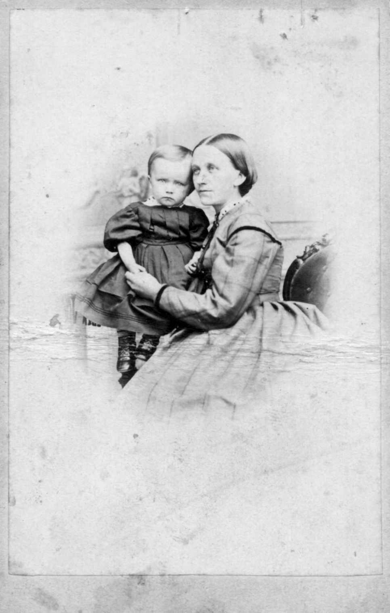 Kvinne- og barnedrakt.  1860-årene, Stavanger, Rogaland
Fot. C.L. Jacobsen, Stavanger.