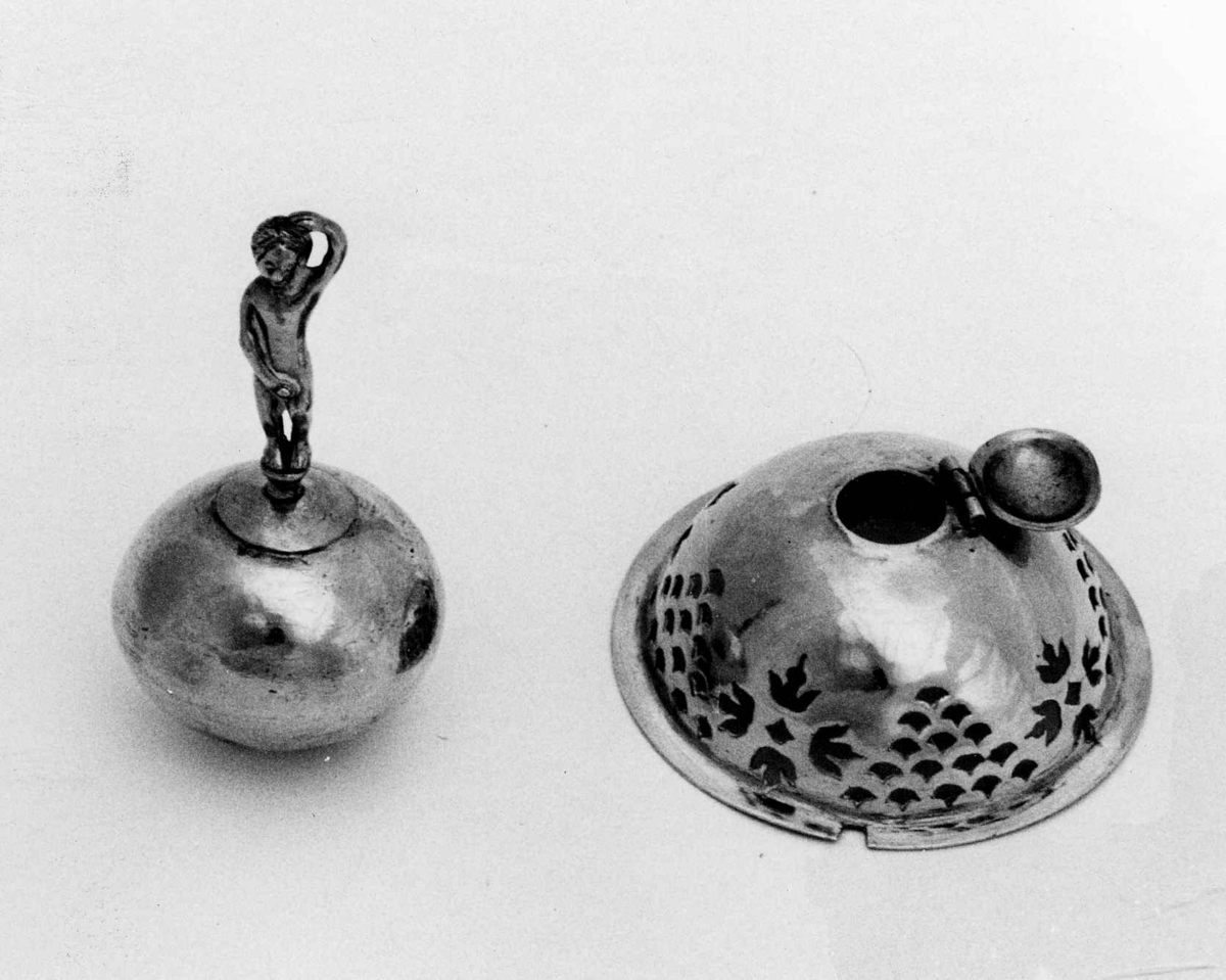 Pokal i sølv, "Hansel im Keller". Drevet og gravert, rikt dekorert, lokket. Fra andre del av 1600-tallet. Bidstrup, Nord-Jylland, Danmark.