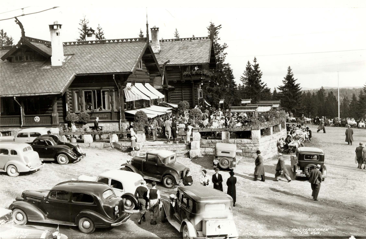 Frognerseteren, Oslo 1937. Folkeliv med mennesker og biler.