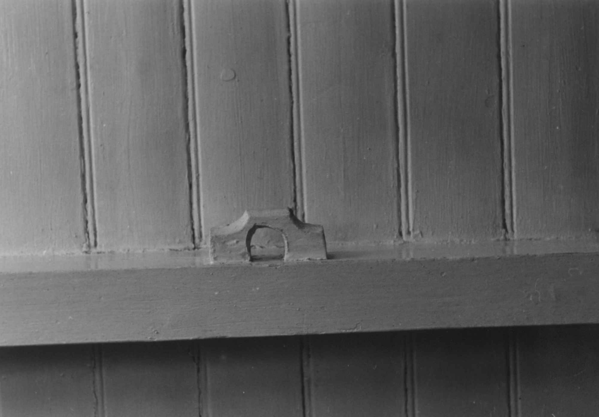 Krampe festet til en veggstolpe eller takbjelke, antagelig til festing av rennebom. Åseral, Vest-Agder 1943.