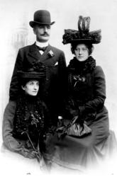 Gruppeportrett i kabinettformat av en mann og to kvinner.