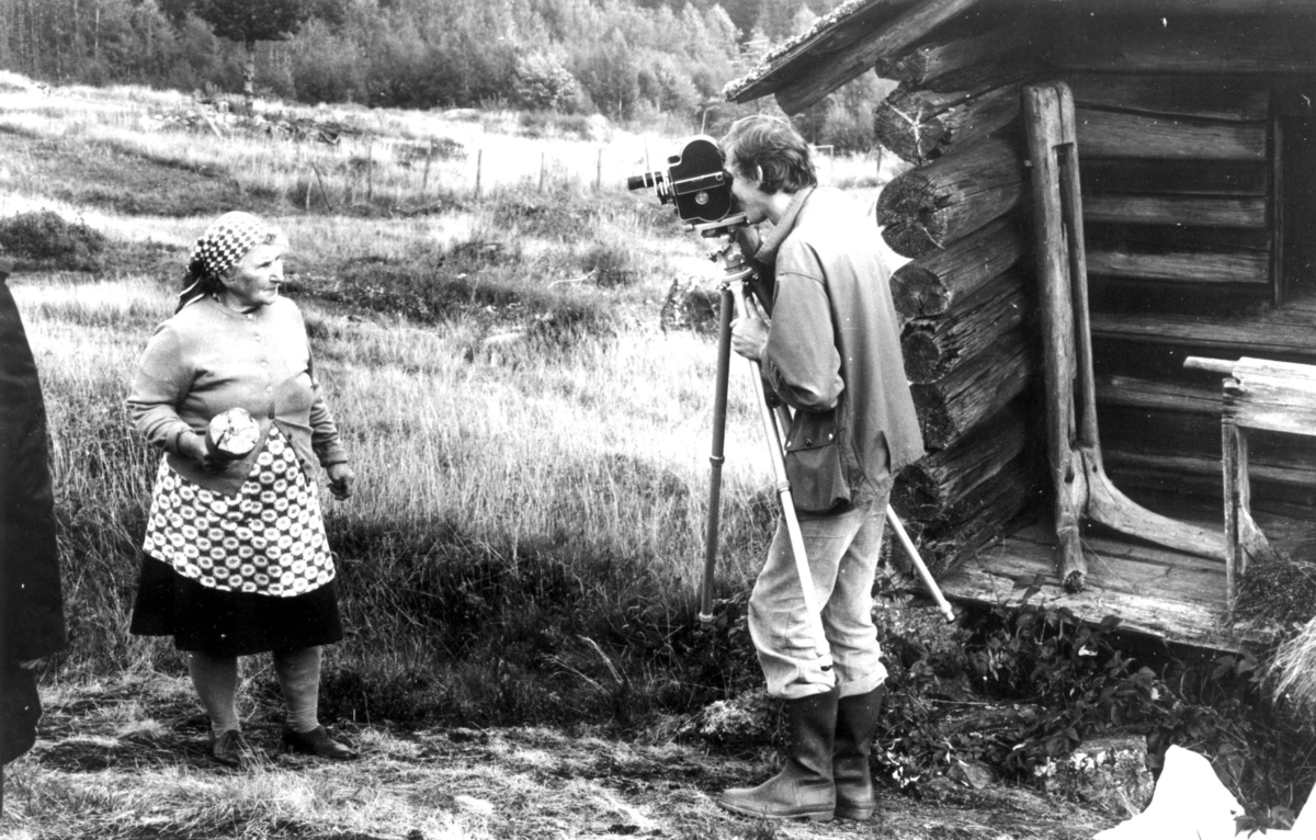 Holga Askerud i forbindelse med at Norsk Folkemuseum laget film om lindyrking i 1975 på Harstadsetra gård i Hedmark.
