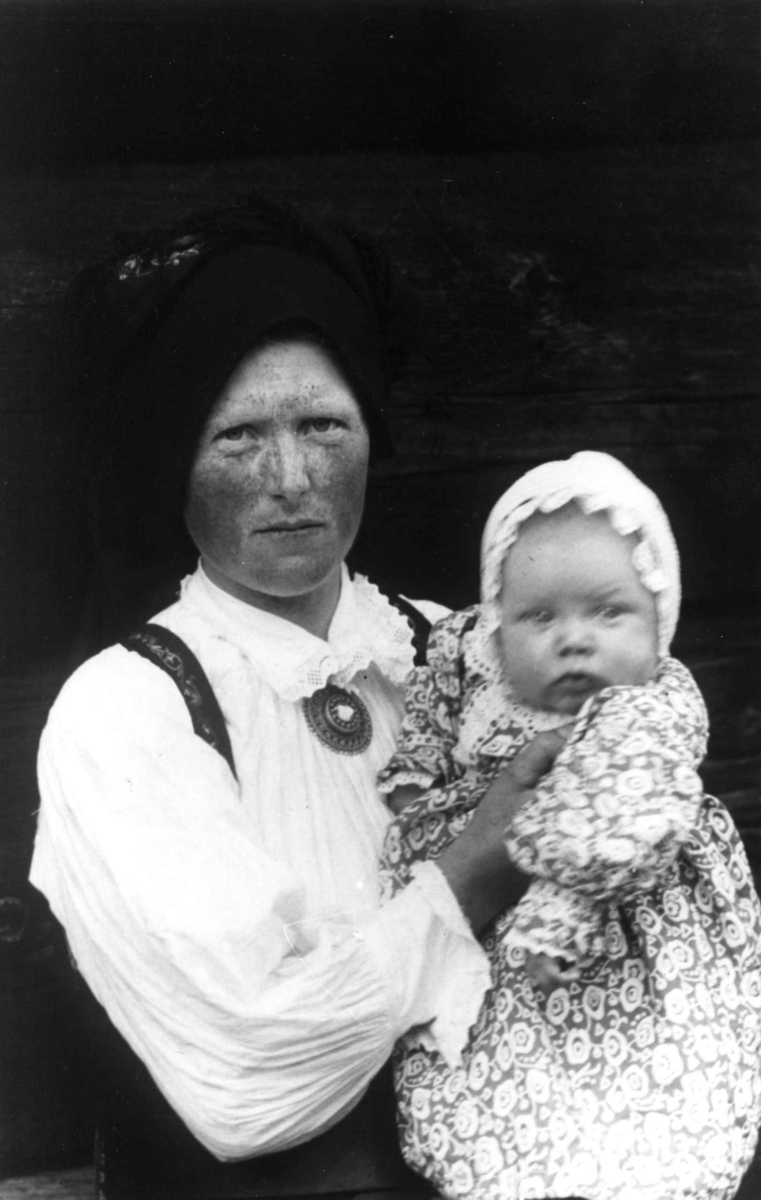 Kvinne- og barnedrakt, gruppeportrett, Valle, Setesdal, Aust-Agder, antatt 1924. Fra "De Schreinerske samlinger" (skal oppgis).