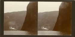 Stereoskopi. Dampbåt på fjord ved fjell, ukjent sted.