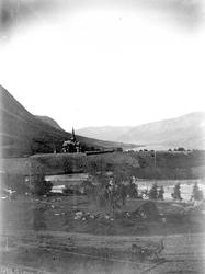Landskap, ukjent sted (norsk) med kirke, fjell og fjordparti