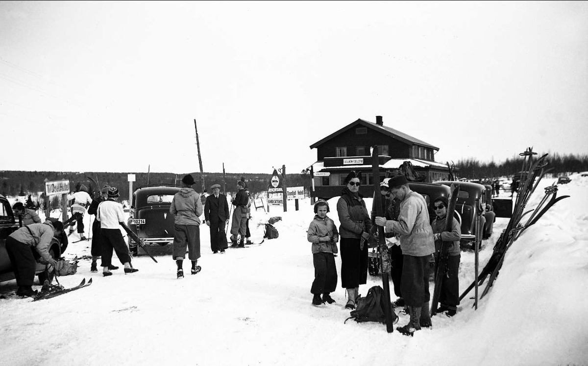 Familien Arentz på parkeringsplassen ved Storefjell påsken 1939. Sammnen med andre skiløpere gjør de seg klar for skitur.