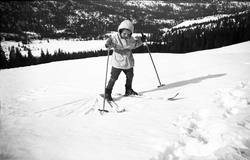 Kari Arentz på ski ved Ligardshaugen påsken 1940.