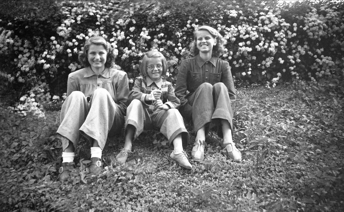 Søstrene Arentz fotografert på Bygdøy 1944. Fra
venstre Guri, Kari og Siri.