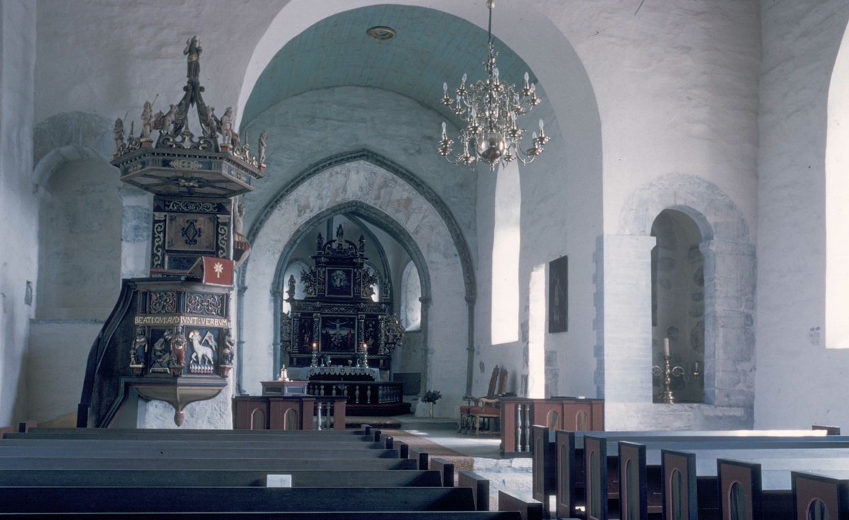 Interiør i Alstadhaug kirke, med midtskip, alter og prekestol -  Levanger i Nord-Trøndelag.