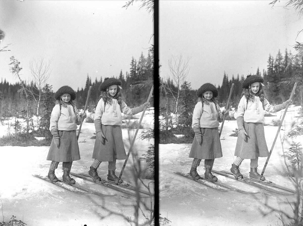Gudrun og Karen Q. Wiborg på ski på Holoa, Hadeland, Jevnaker, Oppland, 1906.