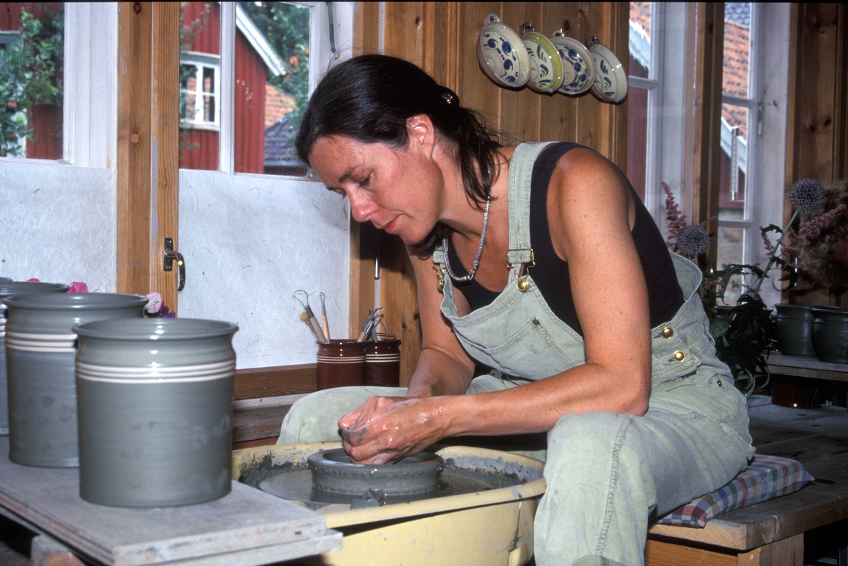 Pottemaker Ellen i arbeid i pottemakerverkstedet i Rødfyllgata 12, i Gamlebyen på Norsk Folkemuseum.Bygning nummer 218.