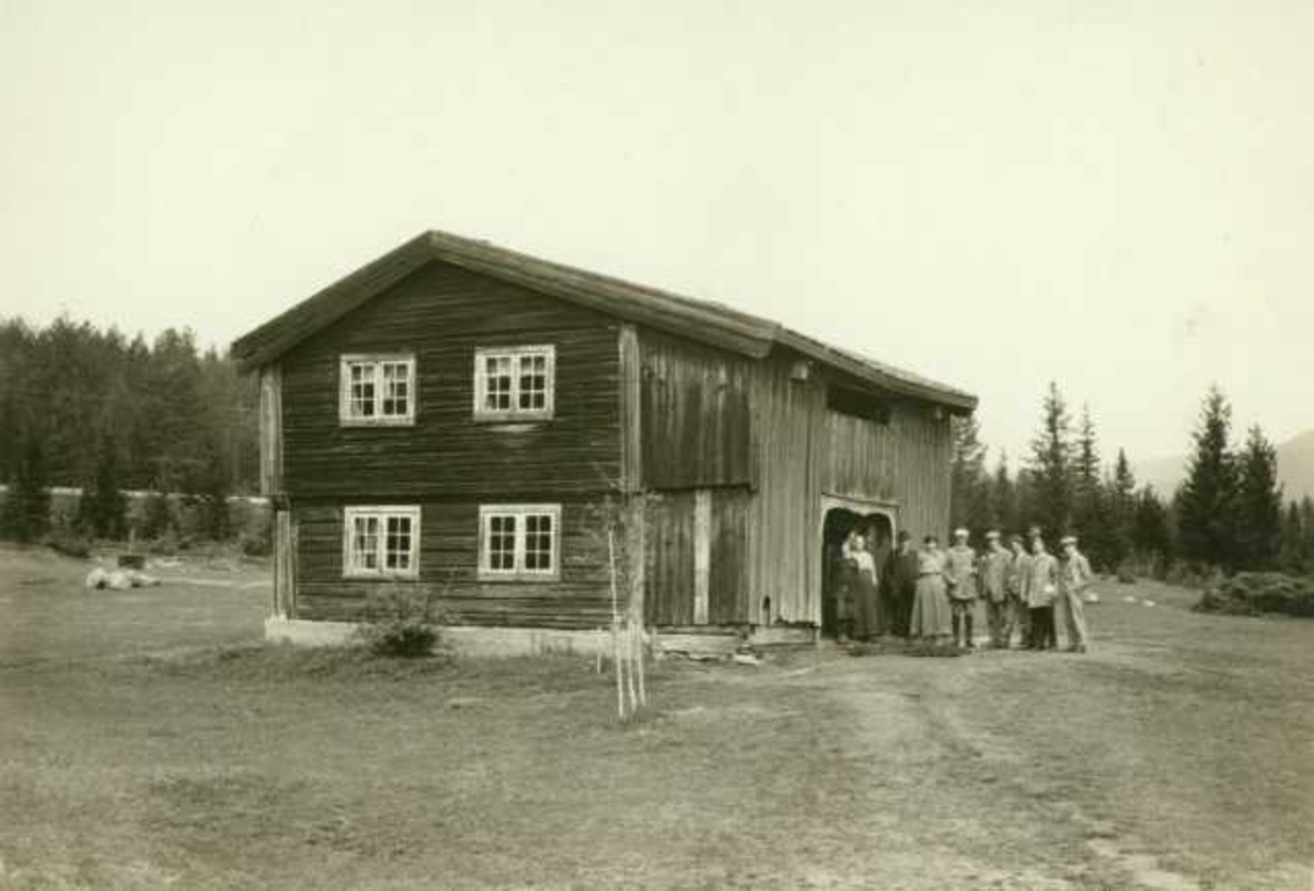 Stuebygning, Hovde, Steinvik, Stor-Elvdal, Hedmark. Gruppe av kvinner og menn foran inngangen. Fotografert 1916.