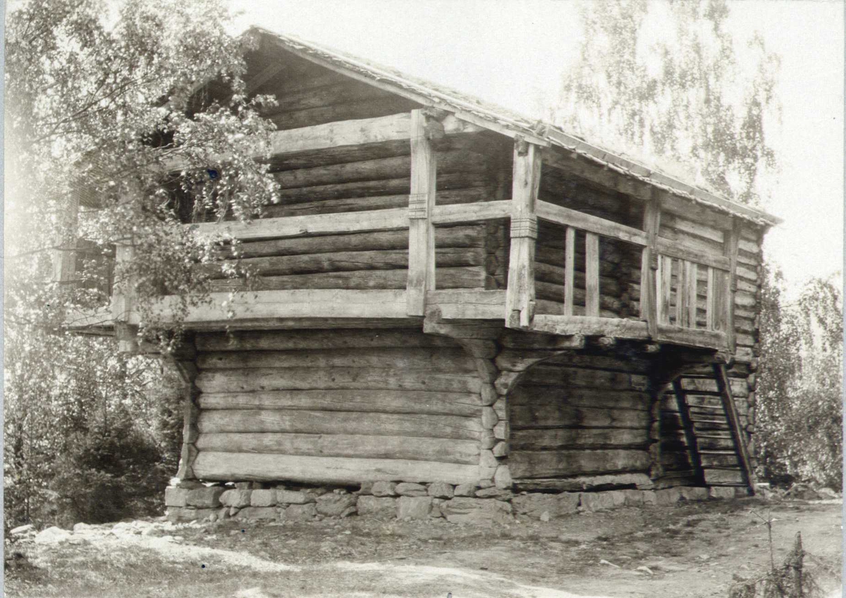Loft, Fagernes, Nord-Aurdal, Oppland. Fotografert 1910.
