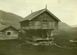Stabbur, Alset, Tinn, Telemark. Fotografert 1912.