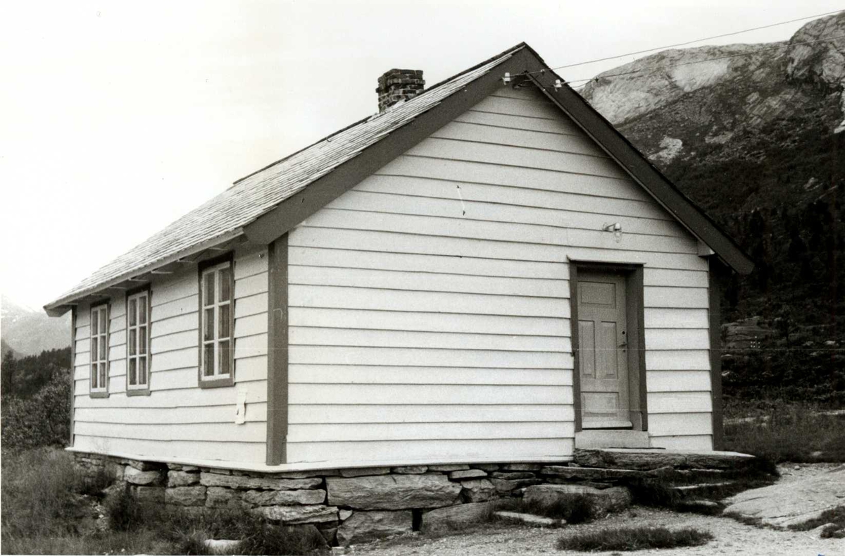 Mjell, Gaular, Sogn og Fjordane. Lite hvitt skolehus ved vei. Bygget i 1893. Registrering utført 1958-59 av Johan Schiong for Noregs Lærarlag. 