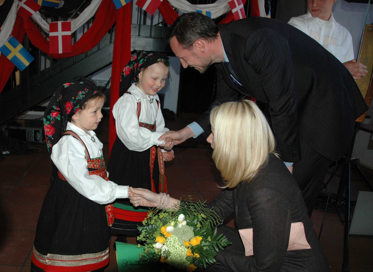 Åpningsdagen for utstillingen "Nordmenn og Svensker".Barn fra Musehuset barnehage hilser på kronprinsparet.