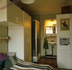 Soverom med vask og dusj i nyoppusset leilighet i gammel byg