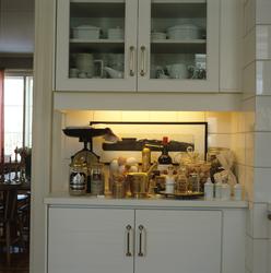 Fra nytt kjøkken i gammelt hus. Gammelt og nytt kjøkkenutsty