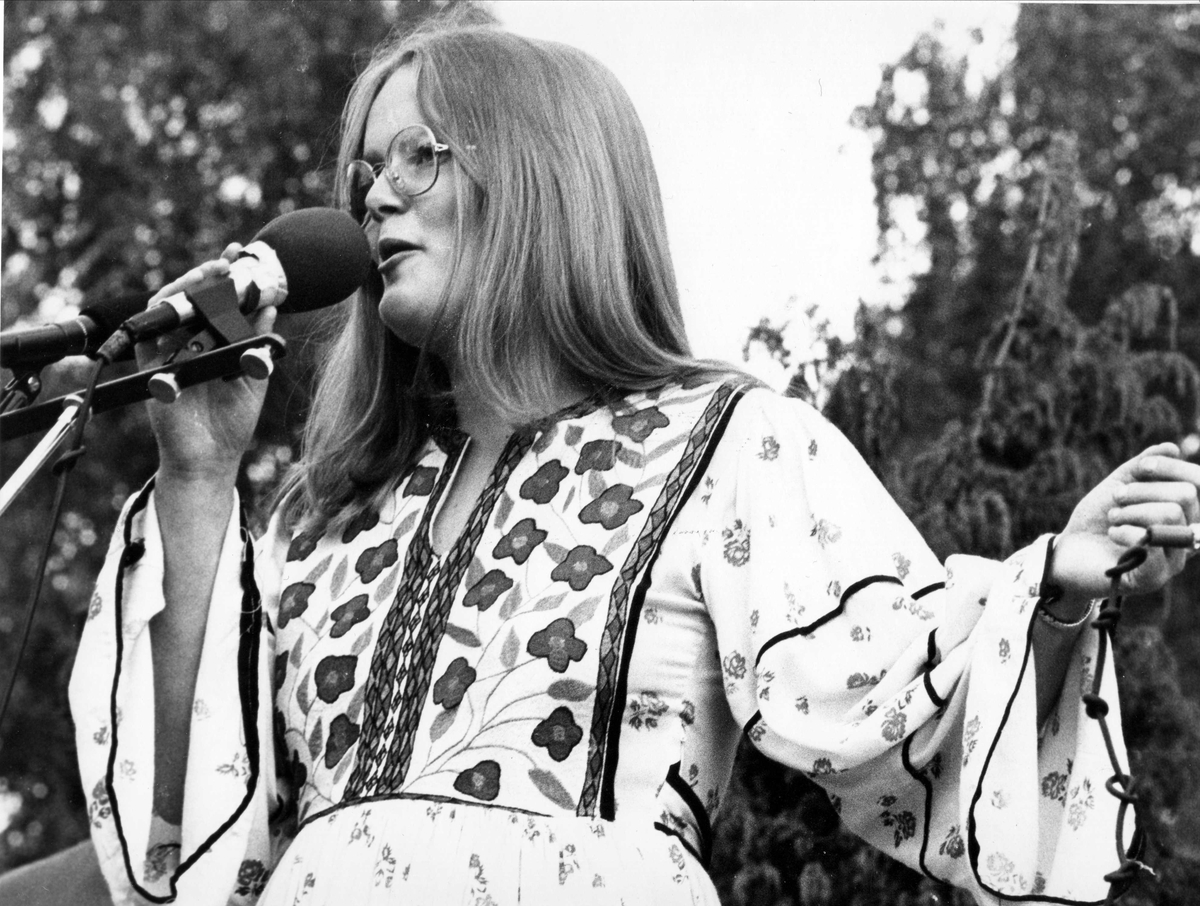 Lisa Helljesen fra folkrockgruppa Folque på scenen på Västervikfestivalen i Sverige, 1976