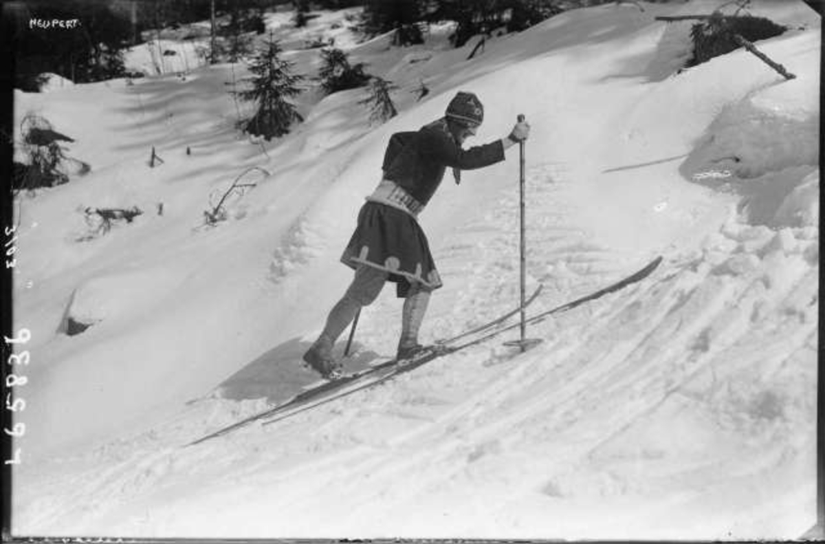 Kvinnelig skiløper i skidrakt med skjørt.