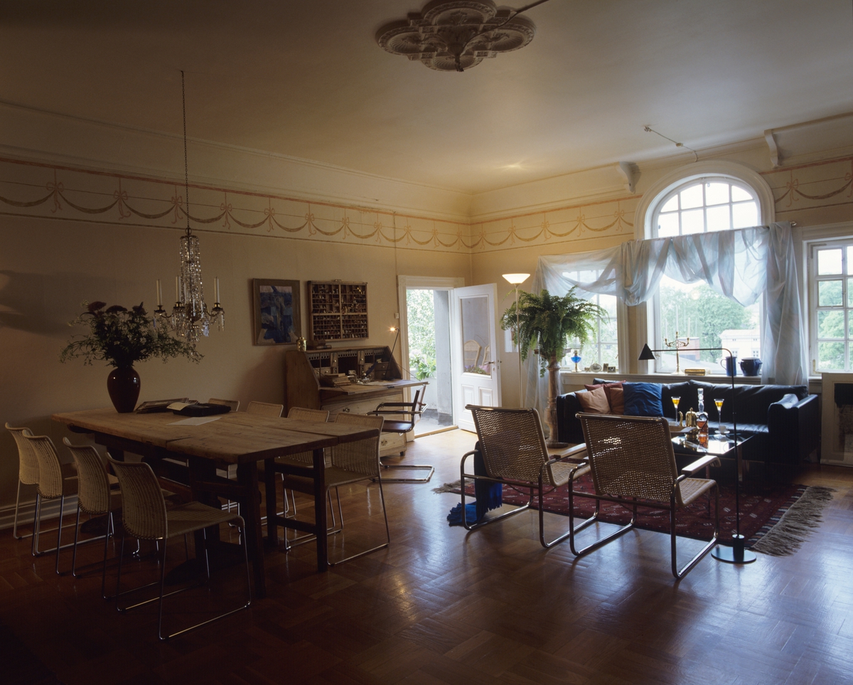 Stue med moderne innredning, gammelt klaffebord ved veggen, store ...