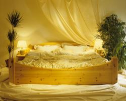 Furuseng med udempet vannmadrass. Illustrasjonsbilde fra Nye