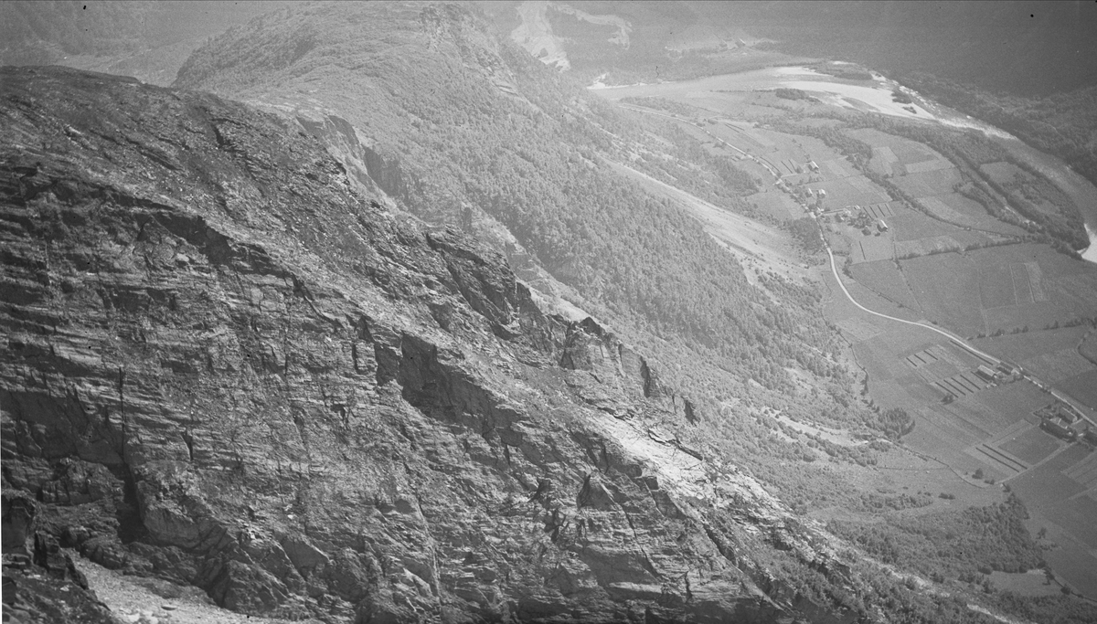 Fra Ekkertinden med Driva i dalbunnen, Sunndal, Møre og Romsdal.  Fotografert 1937.