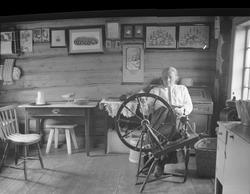 Interiør, Blokkhusmorka, Lønset, Oppdal, Sør-Trøndelag. Kvin