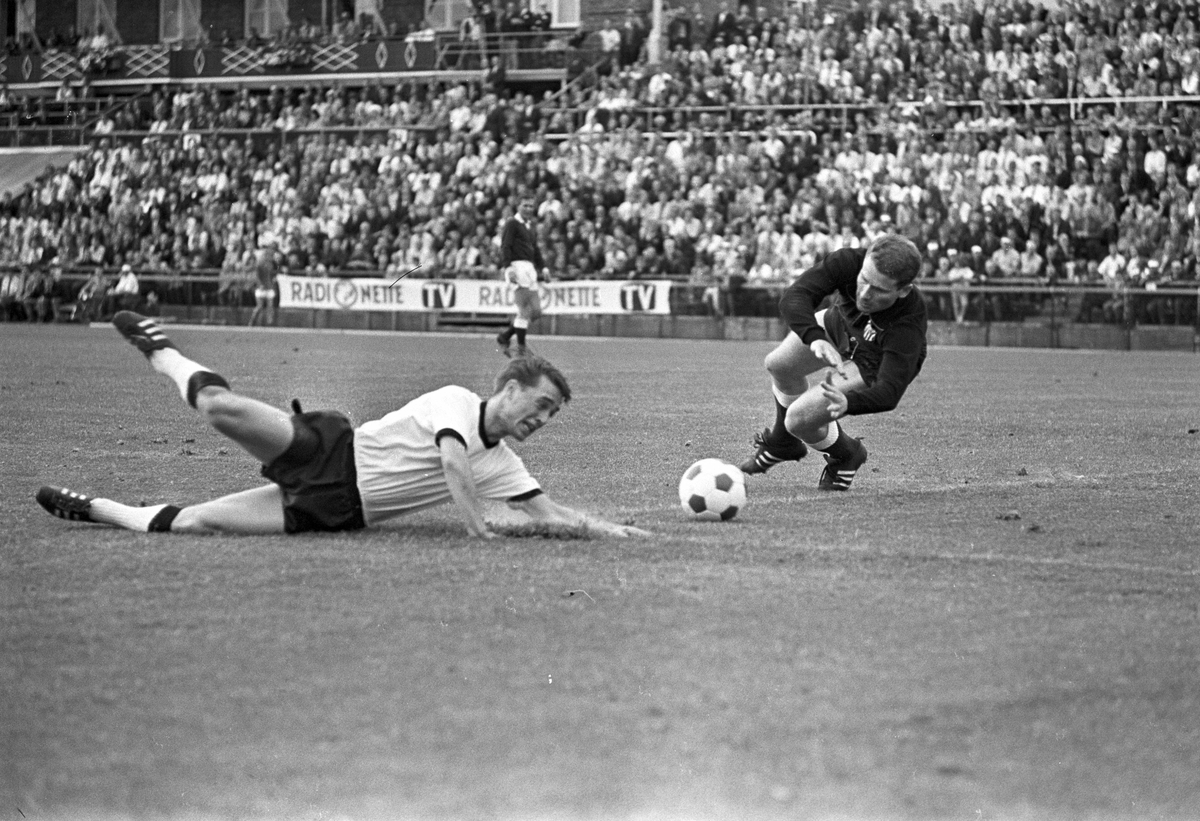 Serie. Fotballkamp mellom Frigg og Rosenborg på Bislett stadion, Oslo. Fotografert 9. aug. 1967.