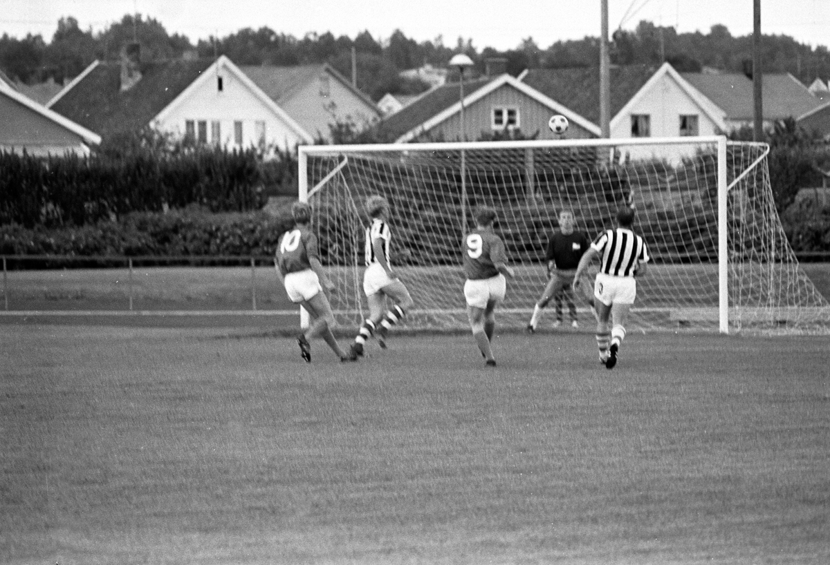 Serie. Fotballkamp mellom Sarpsborg og Fredrikstad. Fotografert 20. juli 1968.