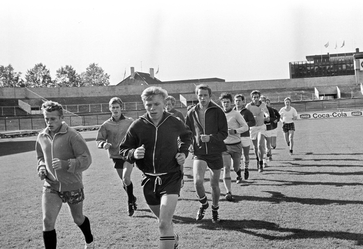 Serie. Juniorlandslaget i fotball trener på Ullevål stadion, Oslo. Fotografert 15. sept. 1969.