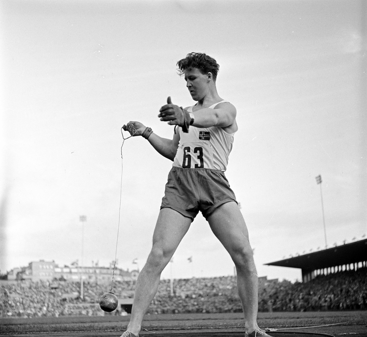 Serie. Landskamp i friidrett mellom Ungarn og Norge på Bislett, Oslo. Fotografert 1954.